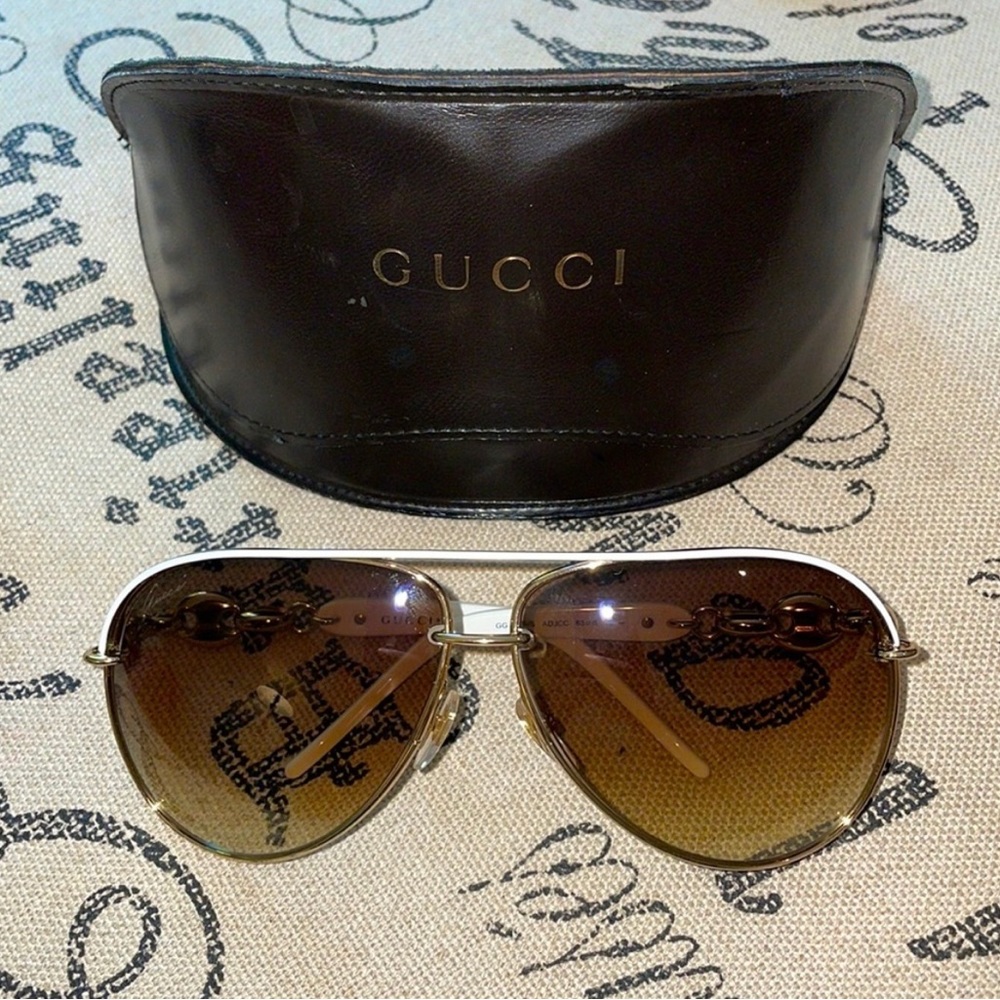 GUCCI GG 4225/S Gold and White Aviator Frame
Sunglasses and case